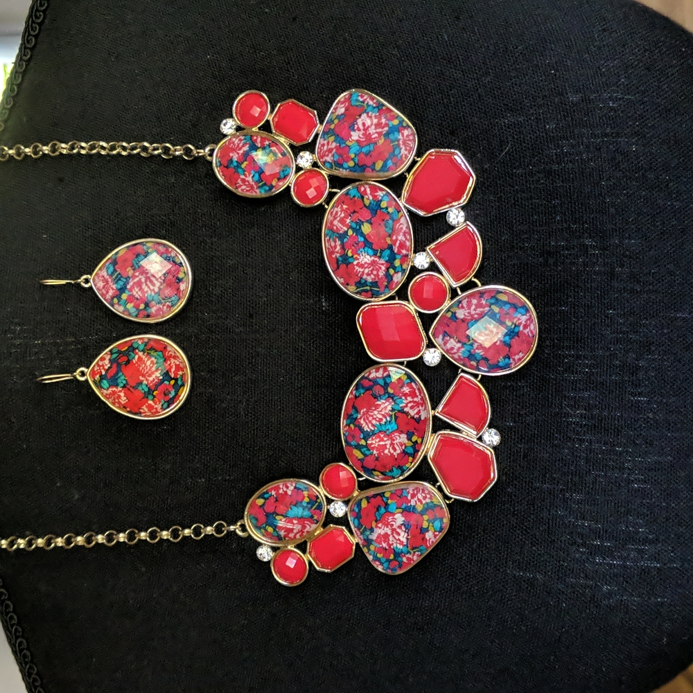 Collar style necklace & matching earrings